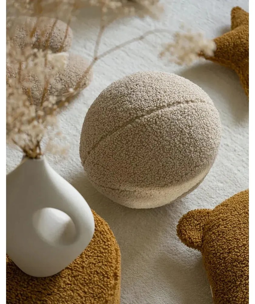 Jasnobrązowa poduszka na sofę dziecięcą z materiału bouclé Ball – Wigiwama