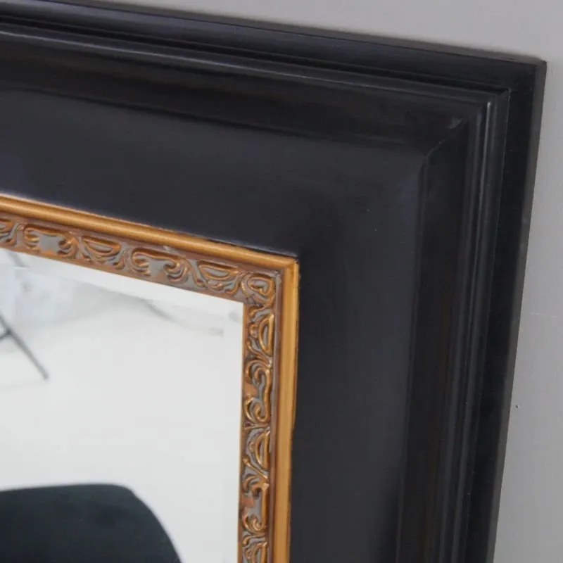 Lustro proste 125x95 cm – czarna drewniana rama z ozdobnym złotym passe-partout