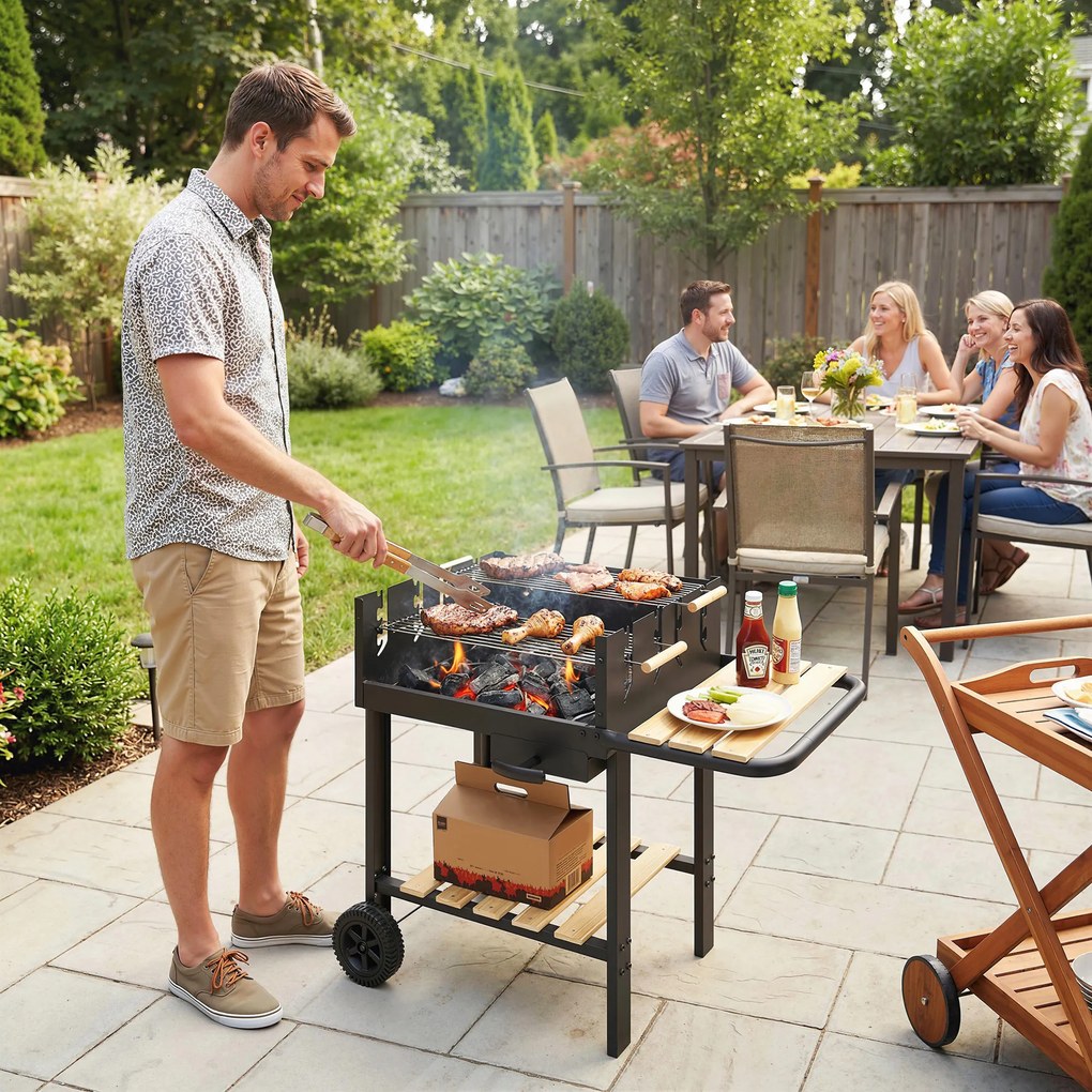 Outsunny Grill na węgiel drzewny z 4-stopniową regulacją wysokości rusztu, 2 drewniane półki, 2 kółka, tacka na popiół, 99,5 x 58 x 82 cm | Aosom PL