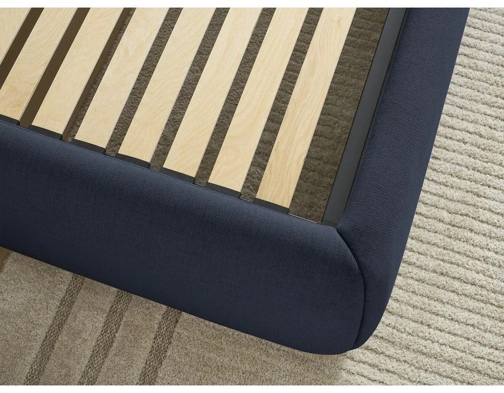 Ciemnoniebieskie tapicerowane łóżko dwuosobowe ze schowkiem/bez zagłówka ze stelażem 160x200 cm Inera – Bobochic Paris