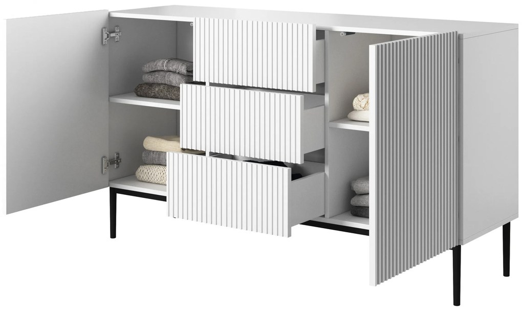 Komoda Nicole 150 cm z szufladami i ryflowanym frontem - biały mat / czarne nóżki