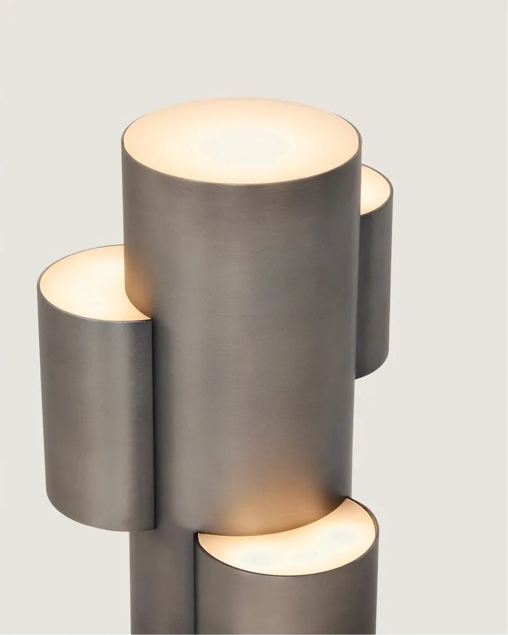 Czarna metalowa lampa stołowa LED ze ściemniaczem (wysokość 26,5 cm) Adrina – Kave Home