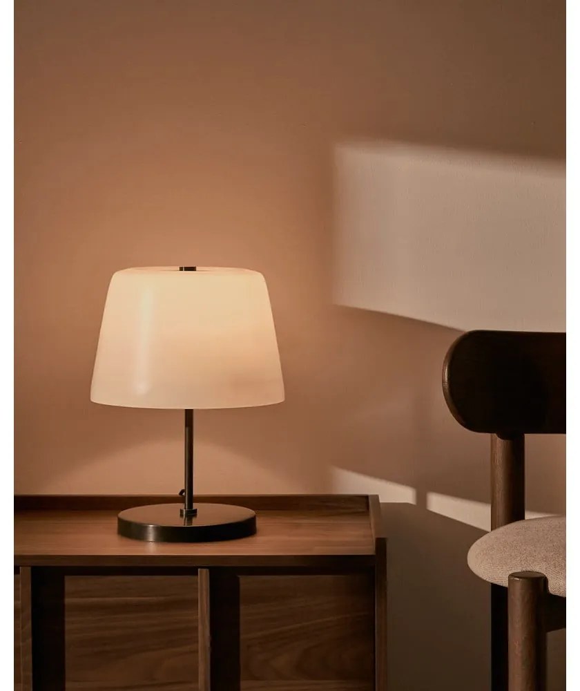 Czarno-biała lampa stołowa ze szklanym kloszem (wysokość 38 cm) Nefar – Kave Home