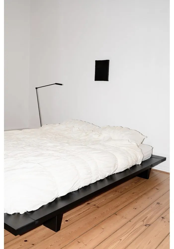Czarne podwójne łóżko z drewna sosnowego z siatką 160x200 cm Japan - Karup Design