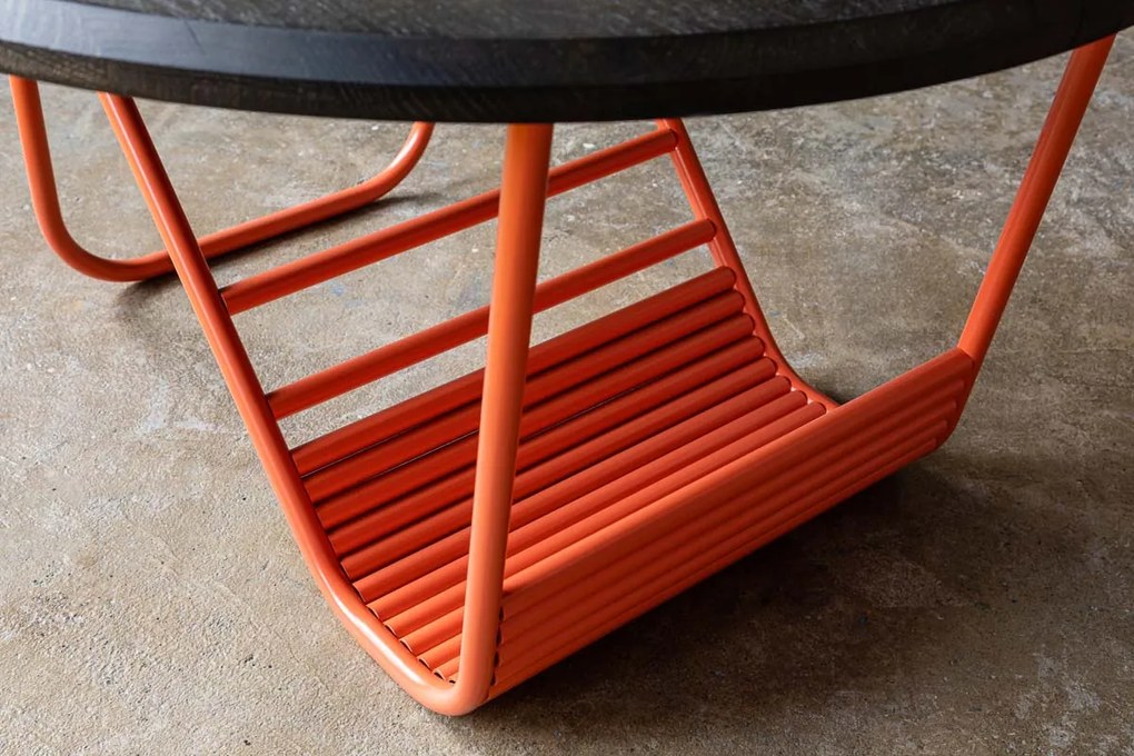 Designerski stolik kawowy z pomarańczową podstawą Wave