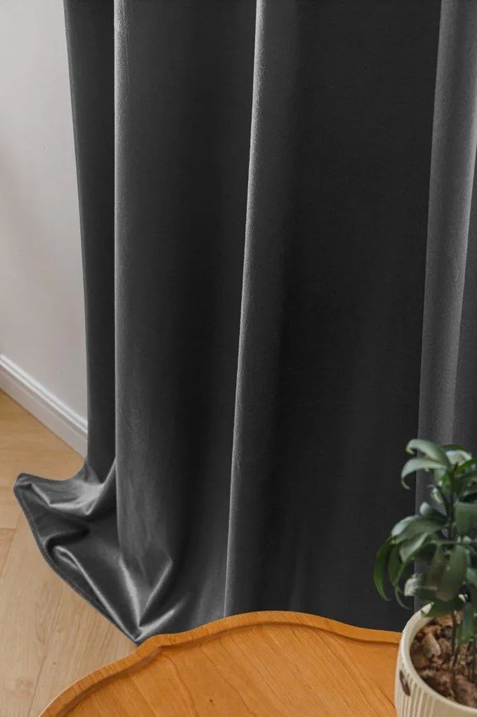 Ciemnoszara zaciemniająca zasłona VELVET 140x250 cm Zawieszanie: Metalowe pierścienie