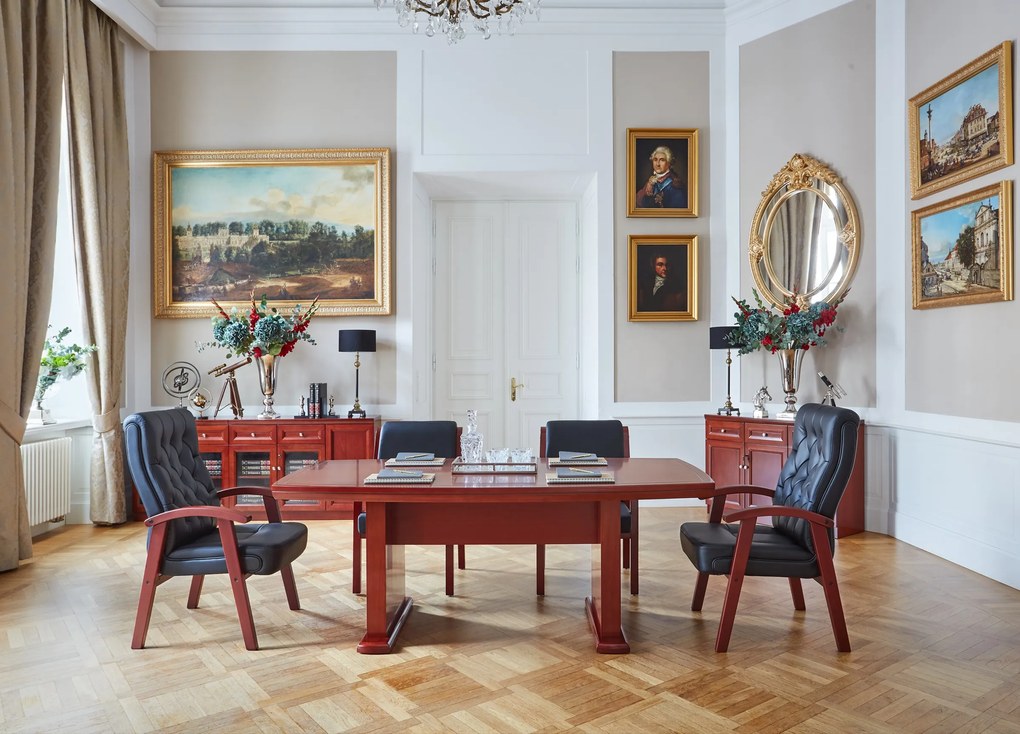 Eleganckie krzesło gabinetowe Consul tapicerowane skórą naturalną w kolorze brązowym, czarnym lub kremowym. Krzesło ma drewnianą ramę i podłokietniki, jest wygodne i solidnie wykonane.