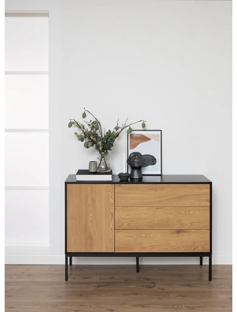 Czarno-naturalna niska komoda w dekorze dębu 120x82 cm Seaford – Actona