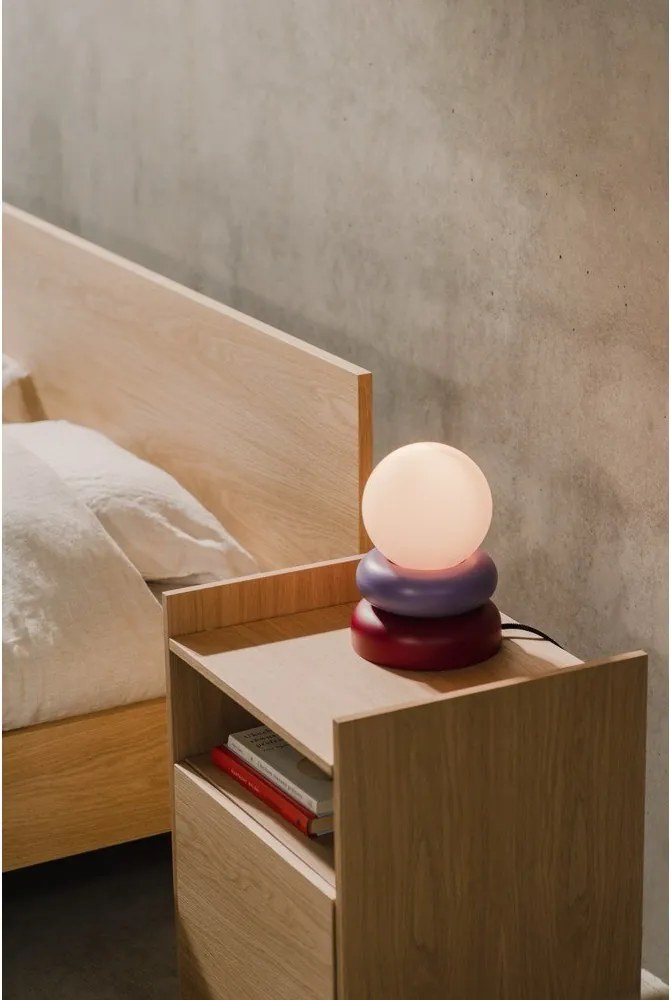 Czerwona/fioletowa lampa stołowa z litego drewna ze szklanym kloszem (wysokość 24 cm) Otem – noo.ma