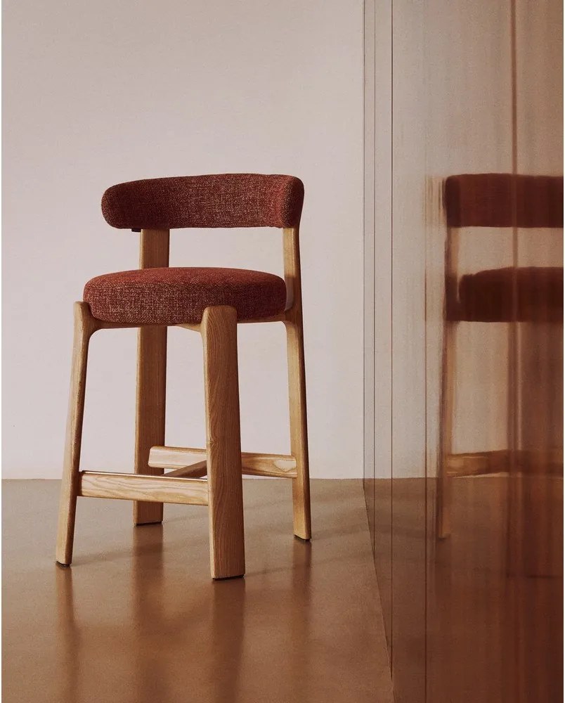 Hoker z litego drewna jesionowego w kolorze terakoty/w jasnym naturalnym kolorze (wysokość siedziska 65 cm) Granite – Kave Home