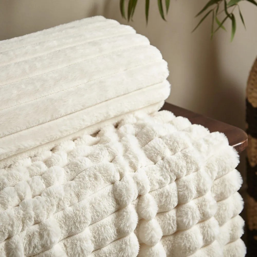 Kremowy koc z mikropluszu 130x170 cm Cosy Ribbed – Catherine Lansfield