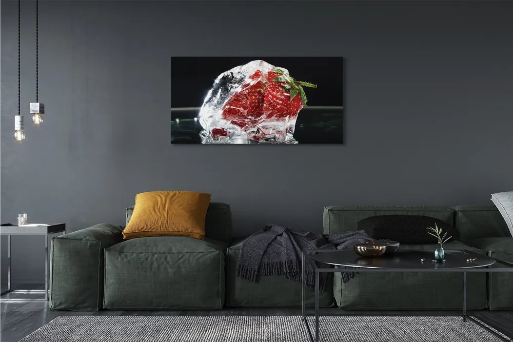Duży obraz na płótnie Truskawka w Kostce Lodu