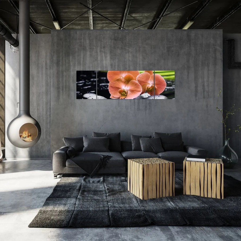 Obraz - Pomarańczowa orchidea z liśćmi palmy (170x50 cm)
