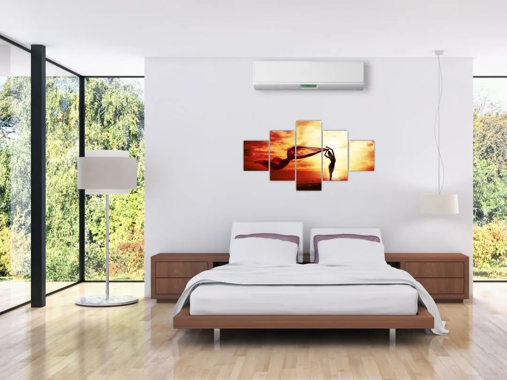 Obraz - Sylwetka kobiety o zachodzie słońca (125x70 cm)