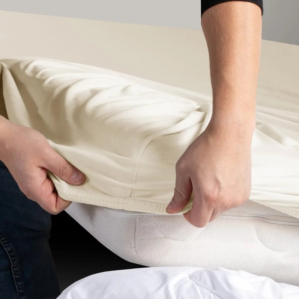 Kremowobiałe dżersejowe prześcieradło z gumką 200x200 cm Amber – Restilo