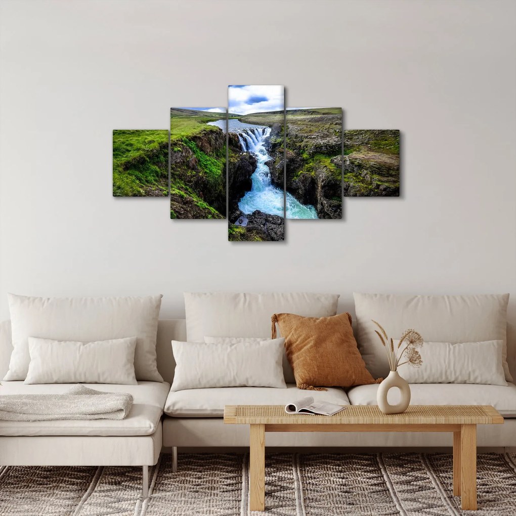 Obraz wodospadu między skałami (125x70 cm)