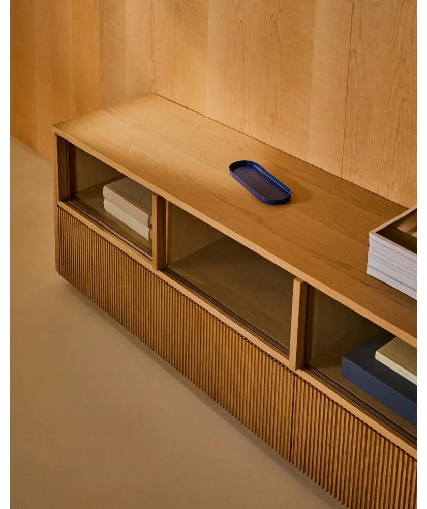 Szafka pod TV w dekorze dębu w naturalnym kolorze 200x54x40 cm Helvine – Kave Home