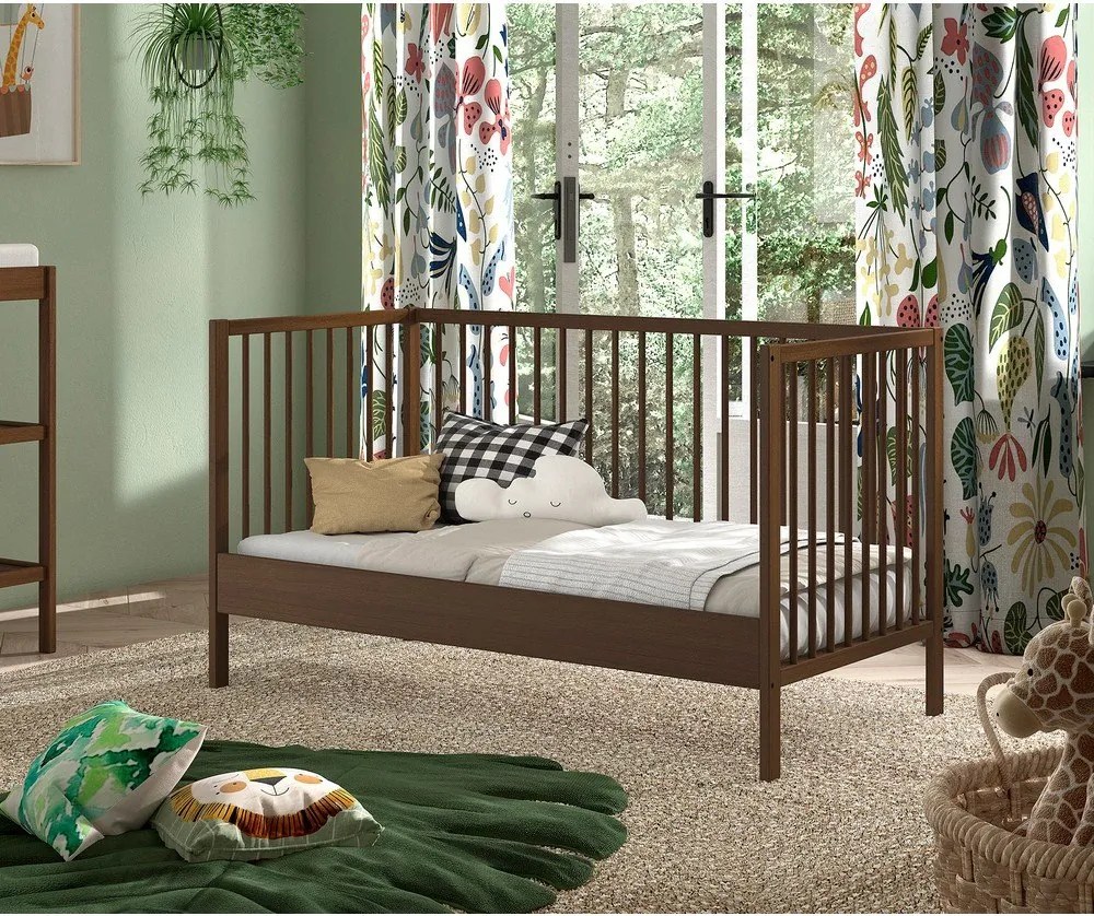 Brązowe łóżeczko z litego drewna bukowego ze zdejmowanym bokiem/z regulowaną wysokością 70x140 cm Dino – Vipack