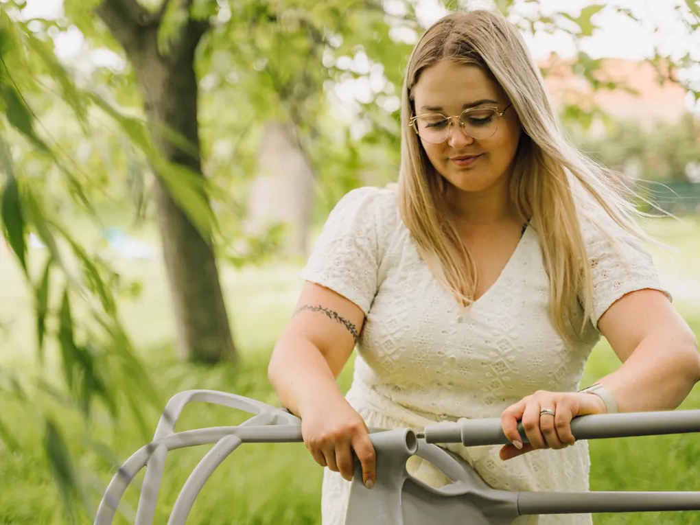 Zestaw 4 jasnoszarych plastikowych krzeseł KATO