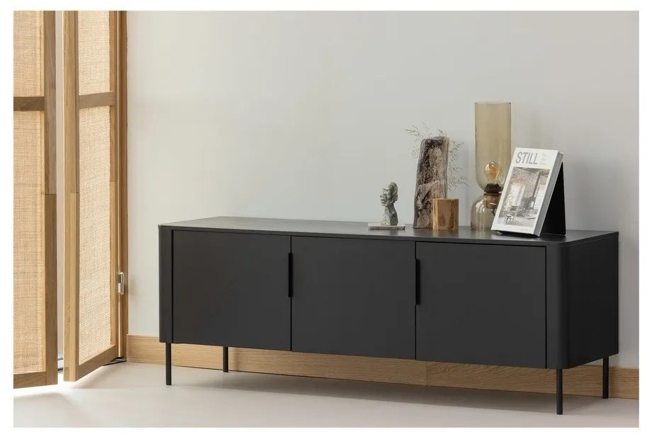 Szafka pod TV z litego drewna sosnowego w kolorze matowej czerni 154x56x44 cm Gunnar – WOOOD