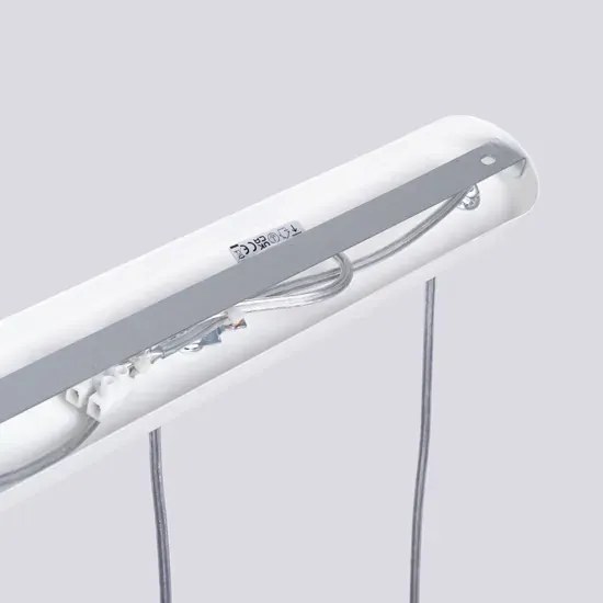 Biała wisząca lampa na listwie C0-B34