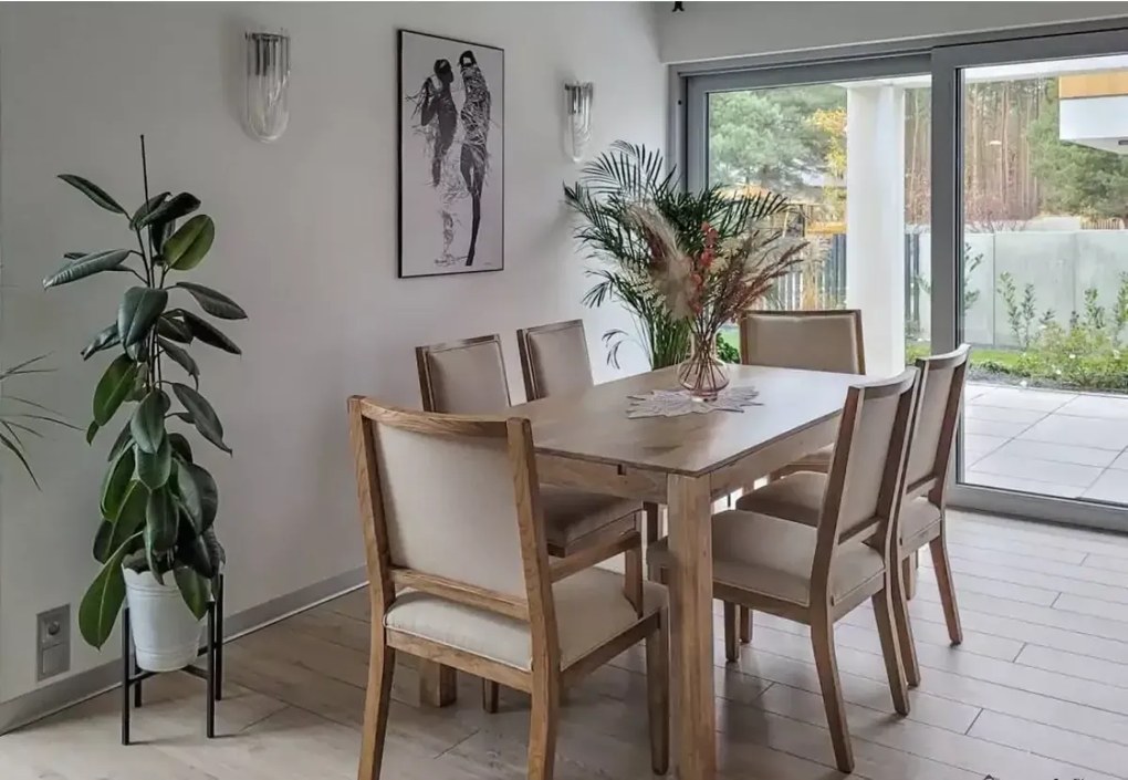 Drewniane krzesło dębowe z miękkim tapicerowanym siedziskiem i oparciem