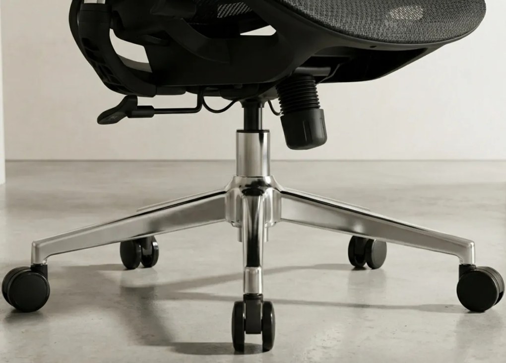 Fotel biurowy Ergo Omega czarny oferuje maksymalny komfort i nowoczesny design! Regulacja lędźwiowa, podłokietniki 4D, oddychająca siatka Mesh i chromowana podstawa. Idealny do pracy.