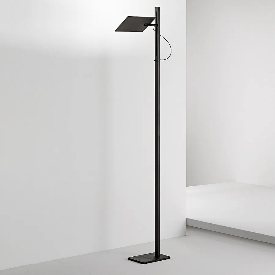 Czarna lampa stojąca LED do salonu, 24 W, 2160 lm, regulowana wysokość i możliwość obrotu o 340°, włącznik/wyłącznik, CCT i ściemniacz nożny