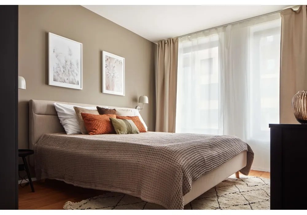 Beżowe tapicerowane łóżko dwuosobowe ze schowkiem i stelażem 160x200 cm Lotte – Meise Möbel