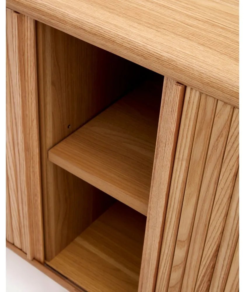 Komoda w dekorze jesionu z drzwiami przesuwnymi w naturalnym kolorze 180x75,5x40 cm Mailen – Kave Home