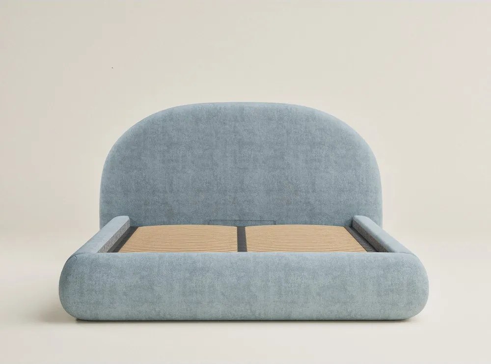 Jasnoniebieskie tapicerowane łóżko dwuosobowe ze schowkiem ze stelażem 140x200 cm Maumere – Maison de Rêve