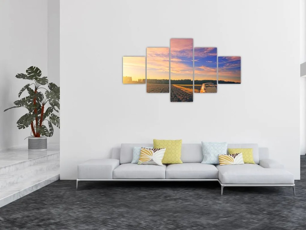Obraz żółtego samochodu na polu (125x70 cm)