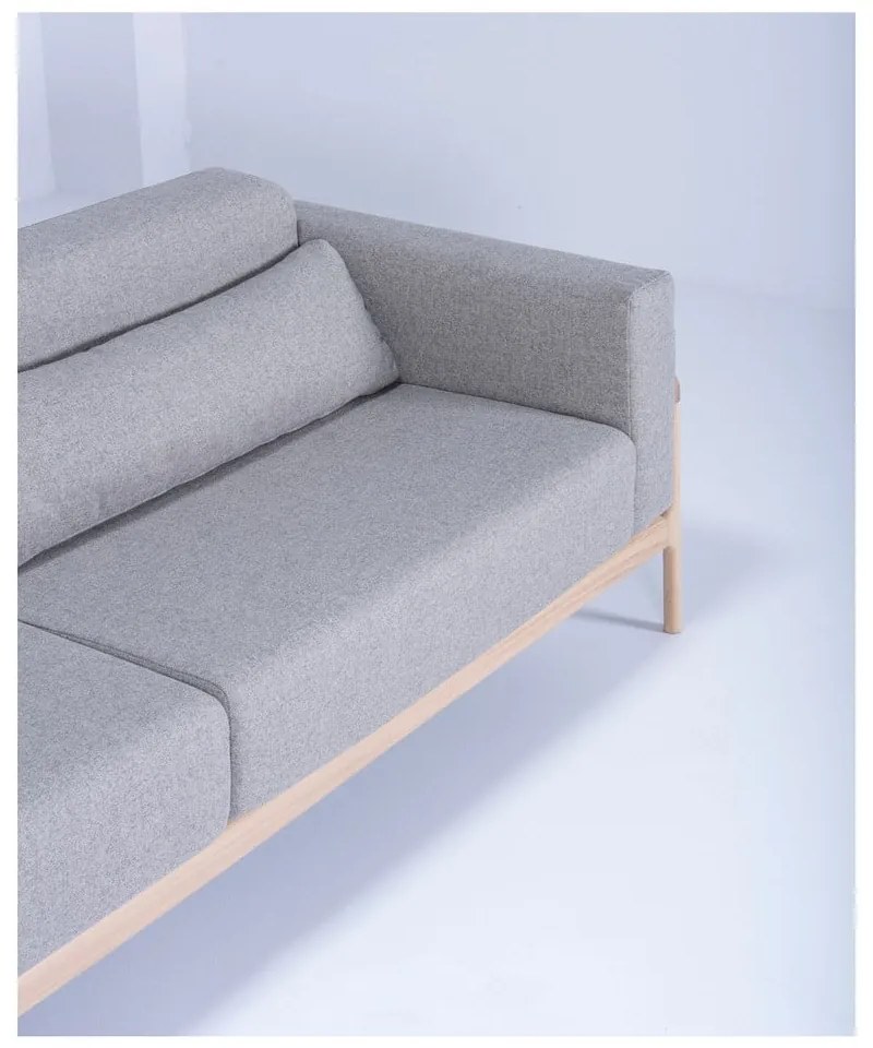 Szara sofa z konstrukcją z litego drewna dębowego Gazzda Fawn Plus, 240 cm