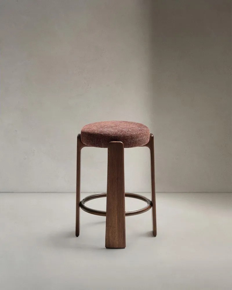 Hoker w kolorze brązowo-ciemnonaturalnym z litego drewna jesionowego (wysokość siedziska 75 cm) Granite – Kave Home