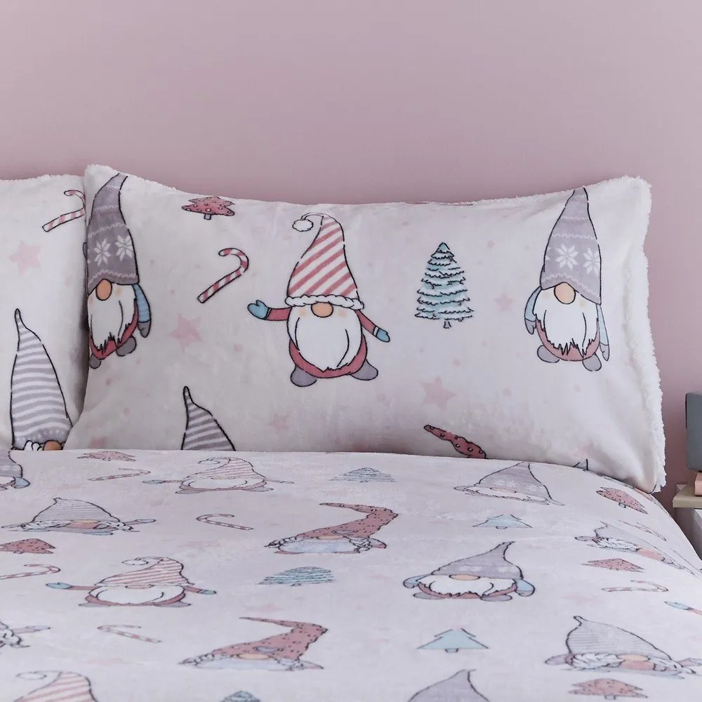 Jasnoróżowa pościel jednoosobowa z mikropluszu 135x200 cm Festive Gnomes – Catherine Lansfield