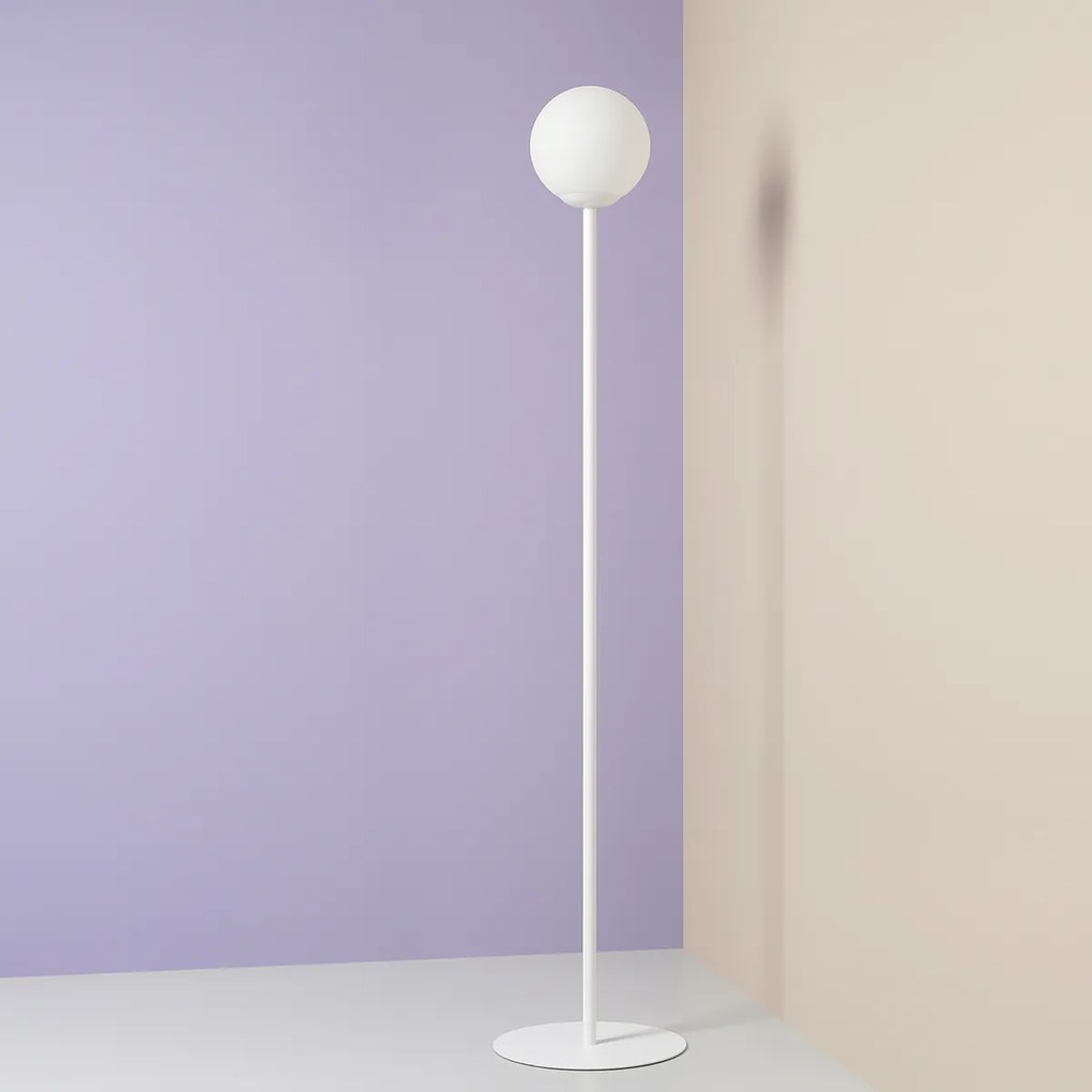 Minimalistyczna lampa podłogowa w białym kolorze Pinne