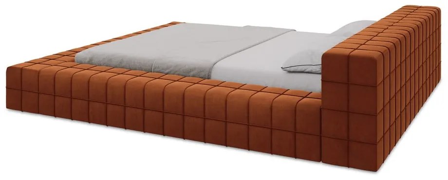 Tapicerowane łóżko dwuosobowe w kolorze terakoty ze stelażem 140x200 cm Akela – Makamii