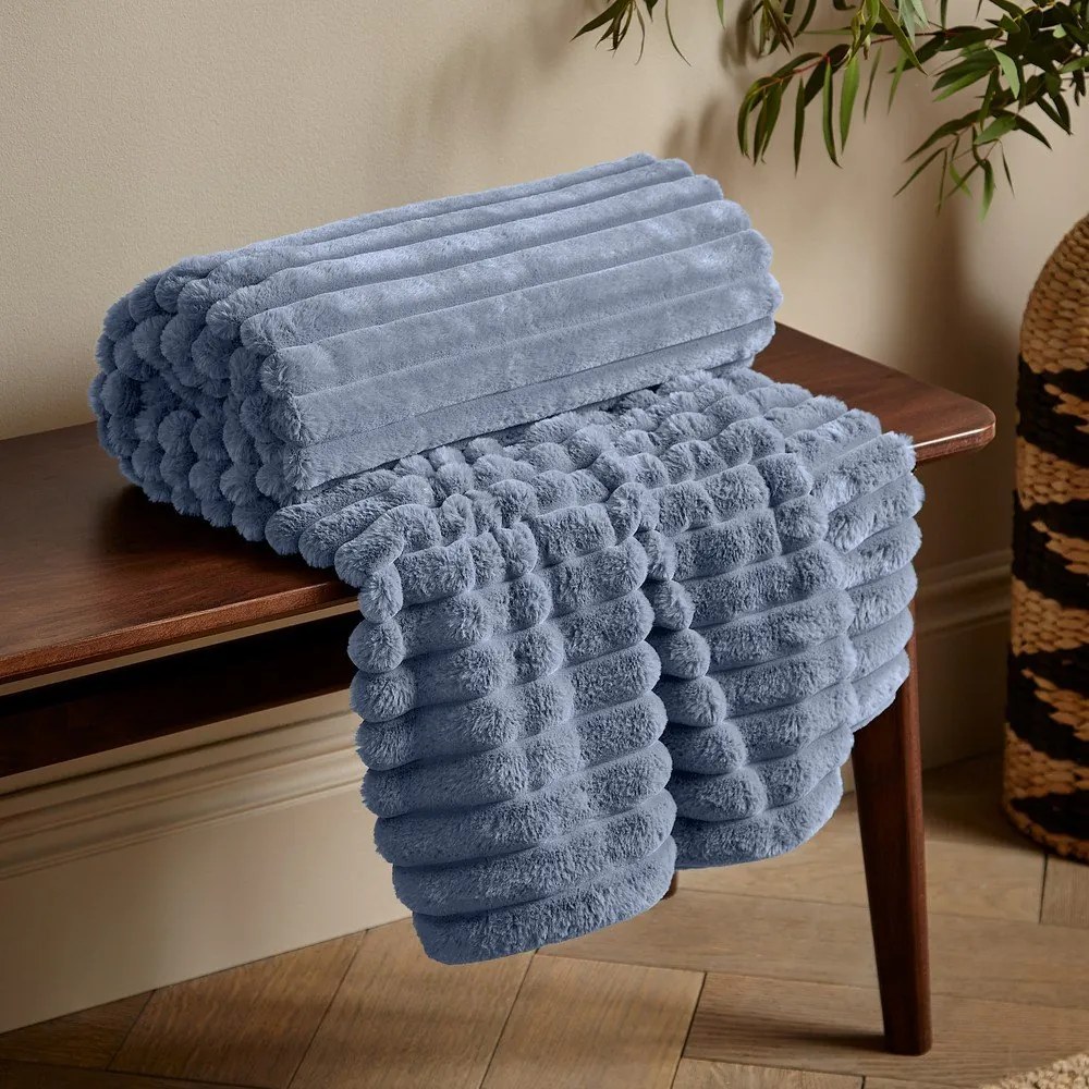 Niebieski koc z mikropluszu 130x170 cm Cosy Ribbed – Catherine Lansfield