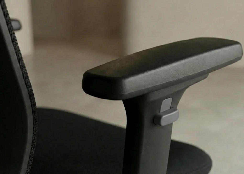 Najwyższej klasy fotel biurowy z pełną regulacją 3D (podłokietniki, zagłówek, lędźwie, głębokości siedziska. Ergonomiczne oparcie, baza chromowana. Odporność 110k cykli Martindale'a. Zgodny z normą BHP 2023. Super cena!