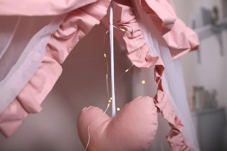 Różowo-biały baldachim dla dziecka z 6 poduszkami i matą Bambino