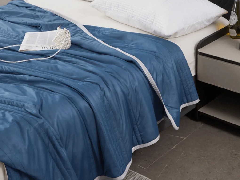 Chłodząca letnia kołdra CELIA, ciemnoniebieska Rozmiar: 200 x 220 cm