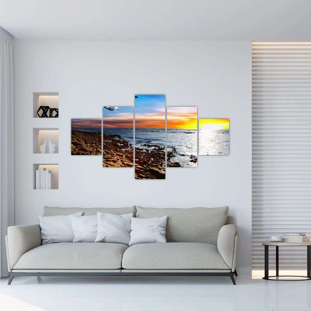 Obraz - Mewa lecąca nad wybrzeżem (125x70 cm)