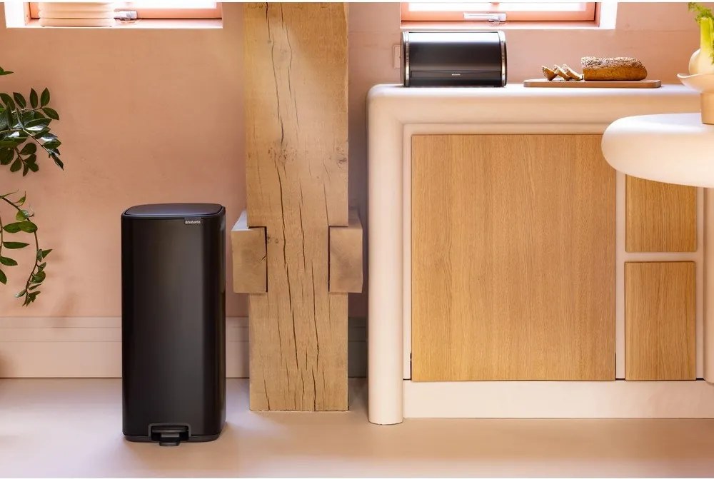Stalowy kosz na śmieci z pedałem w kolorze matowej czerni 30 l Bo – Brabantia