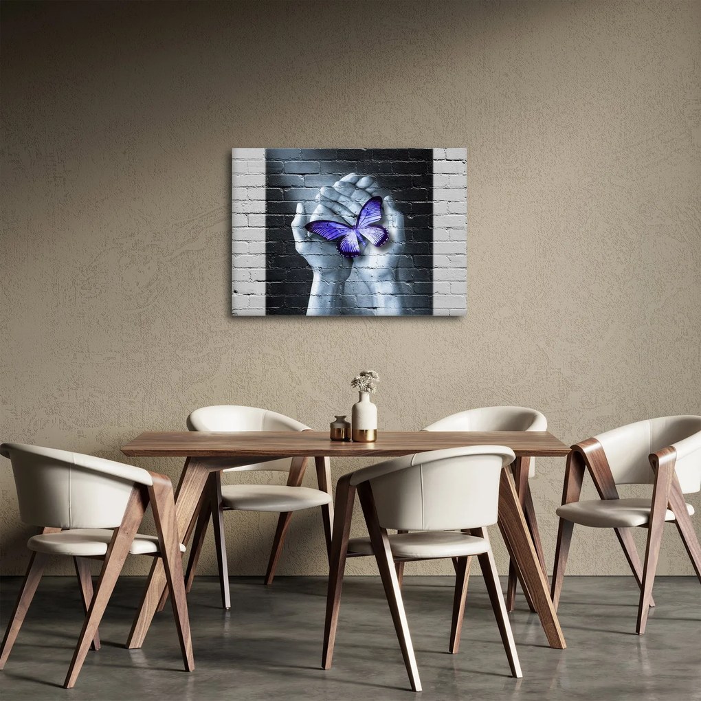 Obraz - Fioletowy motyl na ścianie (70x50 cm)