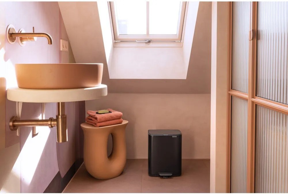 Stalowy kosz na śmieci z pedałem w kolorze matowej czerni 12 l Bo – Brabantia