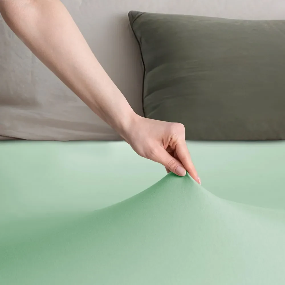 Jasnozielone dżersejowe prześcieradło z gumką 220x200 cm Amber – Restilo