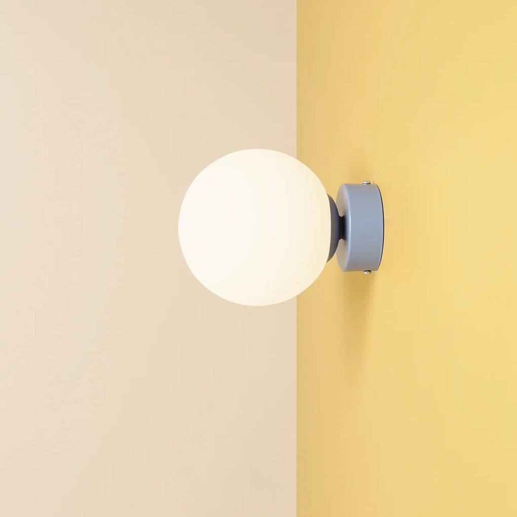 Niebieski kinkiet Ball idealny do nowoczesnych wnętrz