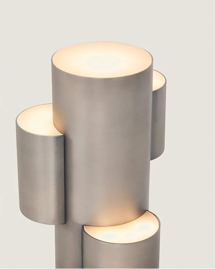 Metalowa lampa stołowa LED ze ściemniaczem w kolorze srebra (wysokość 26,5 cm) Adrina – Kave Home