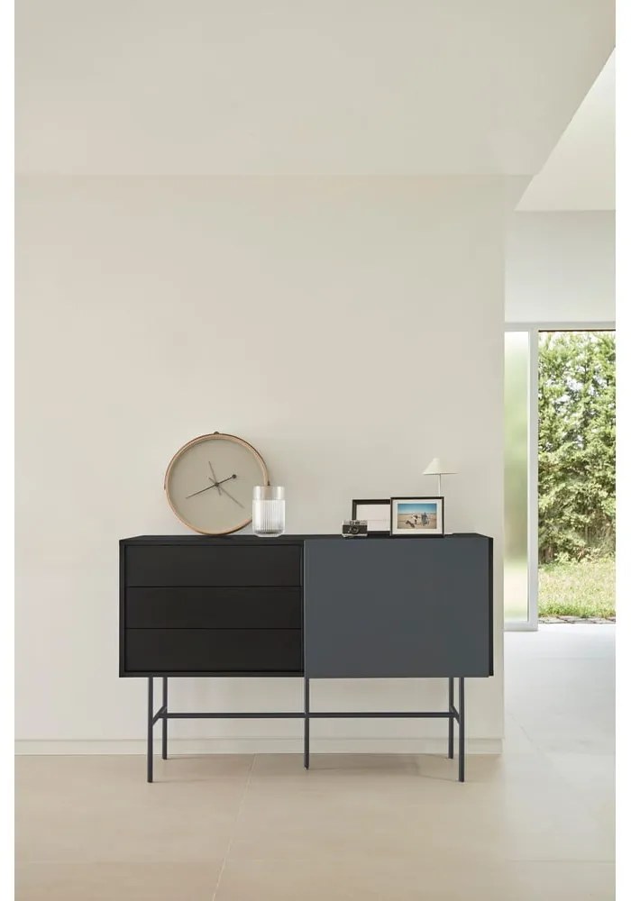 Czarno-antracytowa niska komoda z drzwiami przesuwnymi 140x91 cm Nube – Teulat