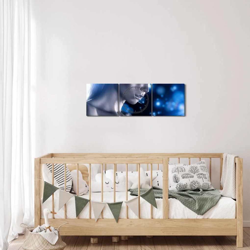 Obraz kobiety w niebieskim blasku (z zegarem) (90x30 cm)
